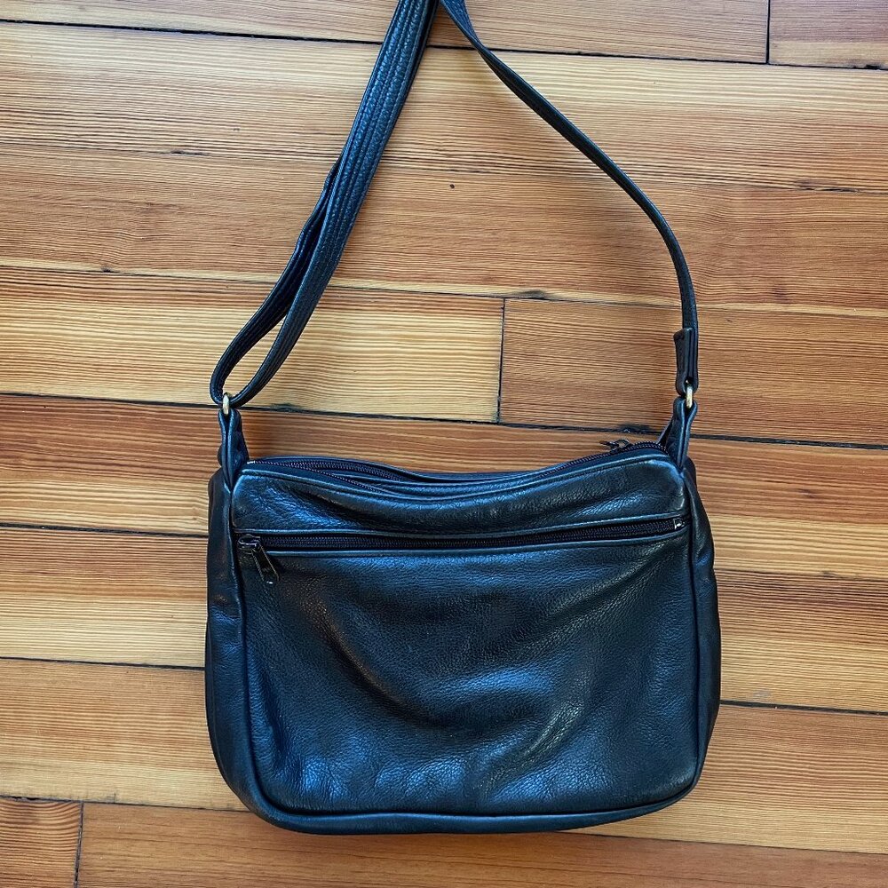 Black 100% leather shoulder bag
